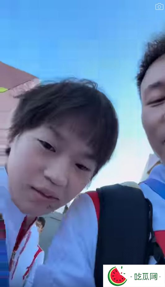 之后謝思埸將鏡頭轉(zhuǎn)向另一邊說：“喂，點(diǎn)呀你？” 見到全紅嬋驚喜現(xiàn)身