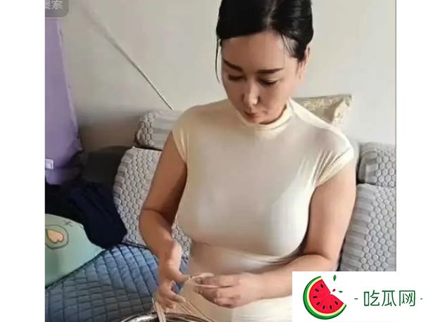 廣西一名女子在家裏做餃子，坐姿太豪放不羈引爭(zhēng)議，做餃子要這樣坐嗎？