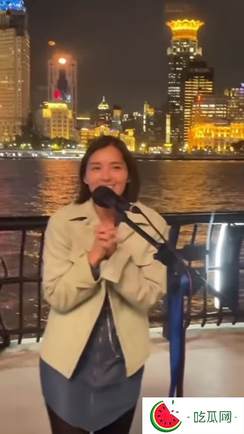 謝嘉怡6日在IG上發布了一條在上海外灘街頭唱歌的影片。