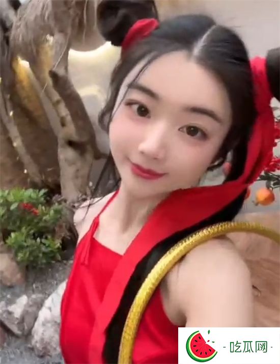 高顏值小姐姐cos哪吒鬧海 雪白肌膚惹人心癢 紅袍肚兜遮不住無限風光!-吃瓜網