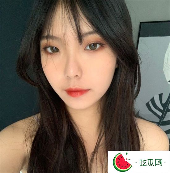 嫩模黃雅琪攜手閨蜜大尺度私拍流出!身著性感內(nèi)衣擺出撩人姿勢-吃瓜網(wǎng)