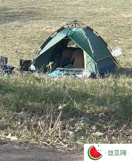 青州古城小巷 情侶野戰視頻爆火全網!中午在彌河帳篷打野戰 還淡定與路人聊天-吃瓜網