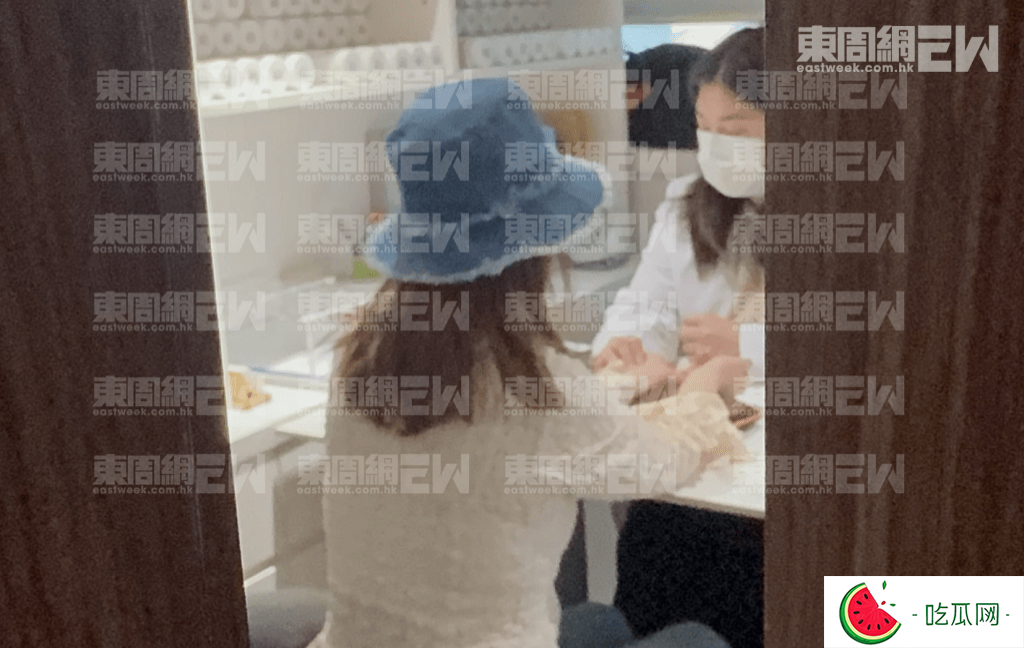 進入診癥室后，醫師先幫蔣家旻細心地把脈，看看她身體的狀況如何？