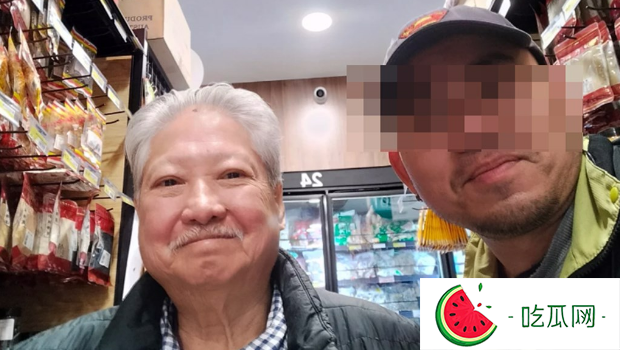 洪金寶輪椅代步畫面曝光，親民合照“滿頭白發略顯蒼老”