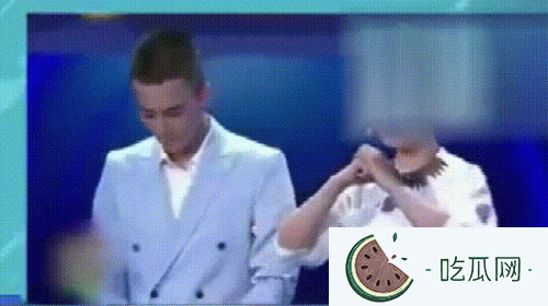 海清脫鞋給郭敬明頒獎(jiǎng)是什么節(jié)目哪一集？視頻gif