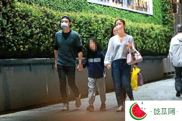 林心如霍建華一家三口近照，手牽手散步好有愛，8歲小海豚長高了