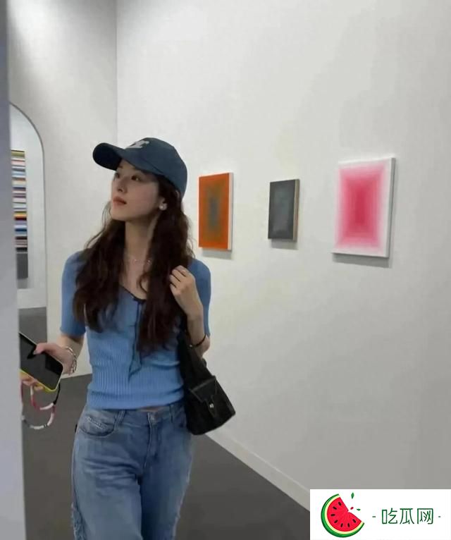31歲章澤天現(xiàn)身香港畫展，三胎媽媽根本沒有變化，依然美麗動人