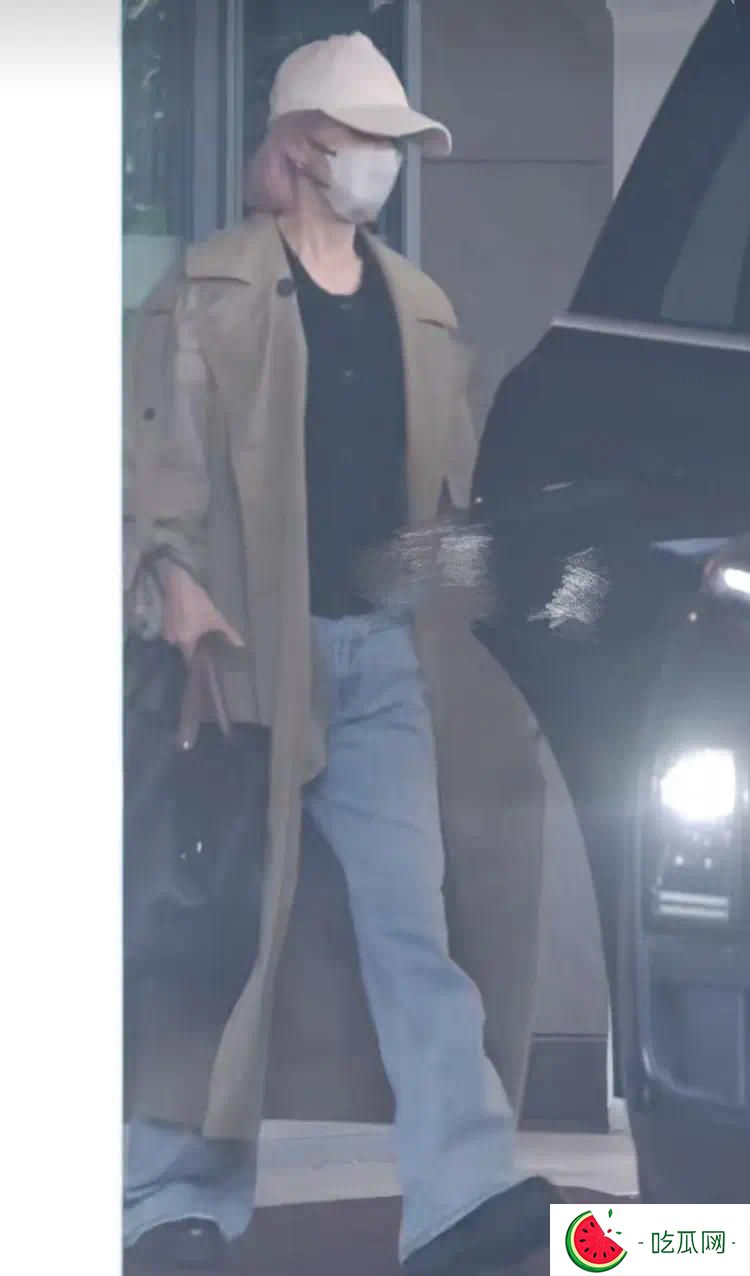 趙麗穎帶兒子返回上海，母子同框幸福滿溢，趙麗穎粉色短發超搶鏡
