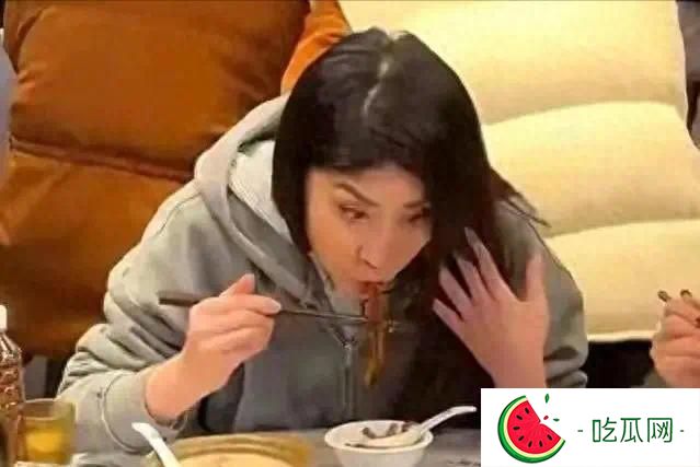 52歲陳慧琳在廣州吃大排檔 ! 大口吃飯毫無(wú)淑女形象 , 連個(gè)保鏢都沒(méi)有