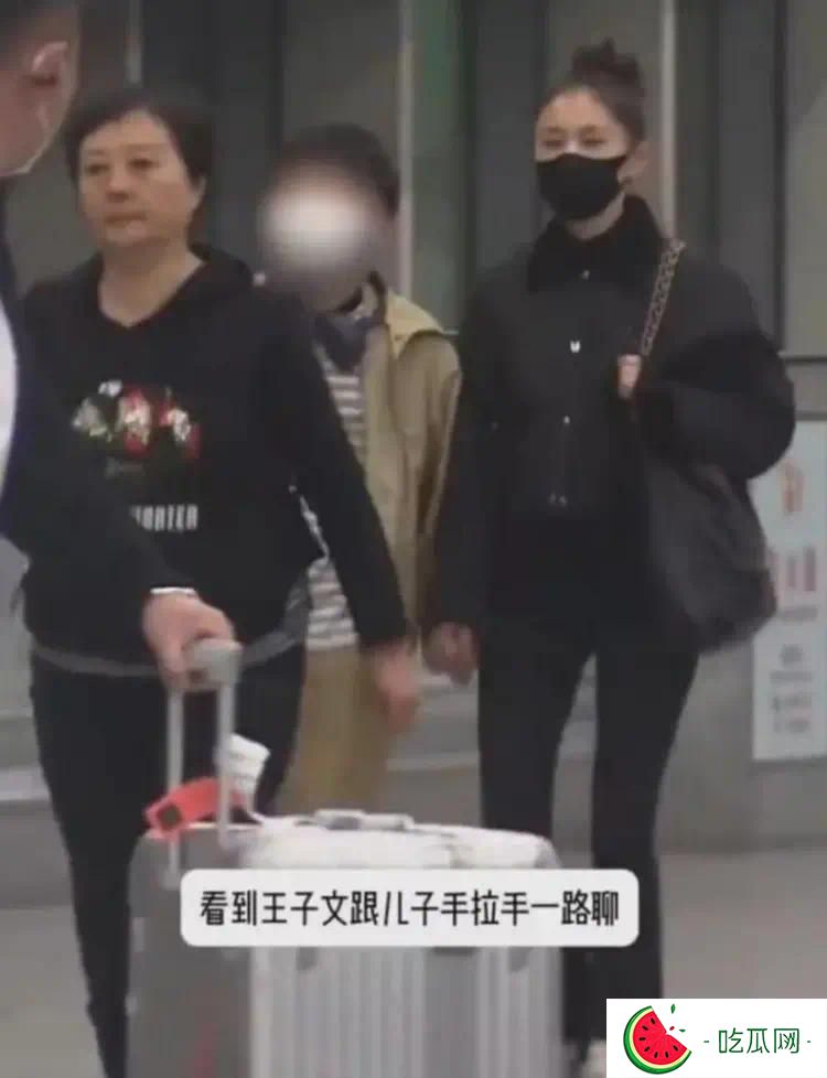 38歲王子文攜兒子逛街被偶遇，12歲豆芽身高都快超媽媽了