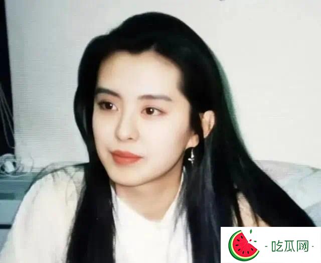 口罩眼鏡齊上陣，不露真面目的王祖賢，遮掩的答案早已不言而喻