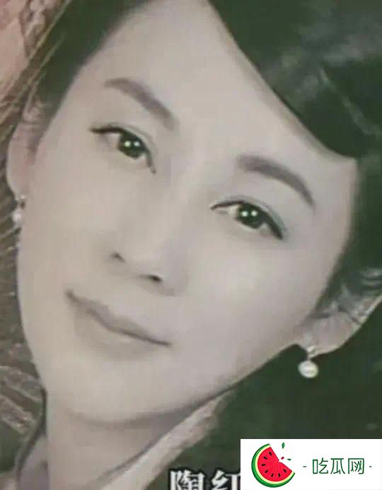 48歲陶紅因病去世，9歲女兒一路跪拜祈福，與樂嘉婚姻僅維系3年