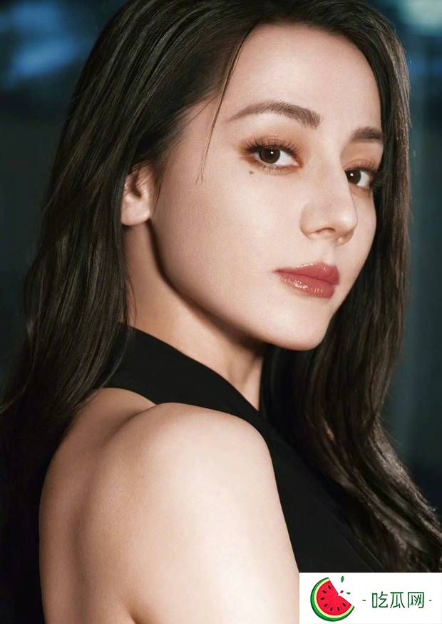 迪麗熱巴黑色掛脖裙造型曝光！高馬尾化身摩登女郎氛圍感拉滿