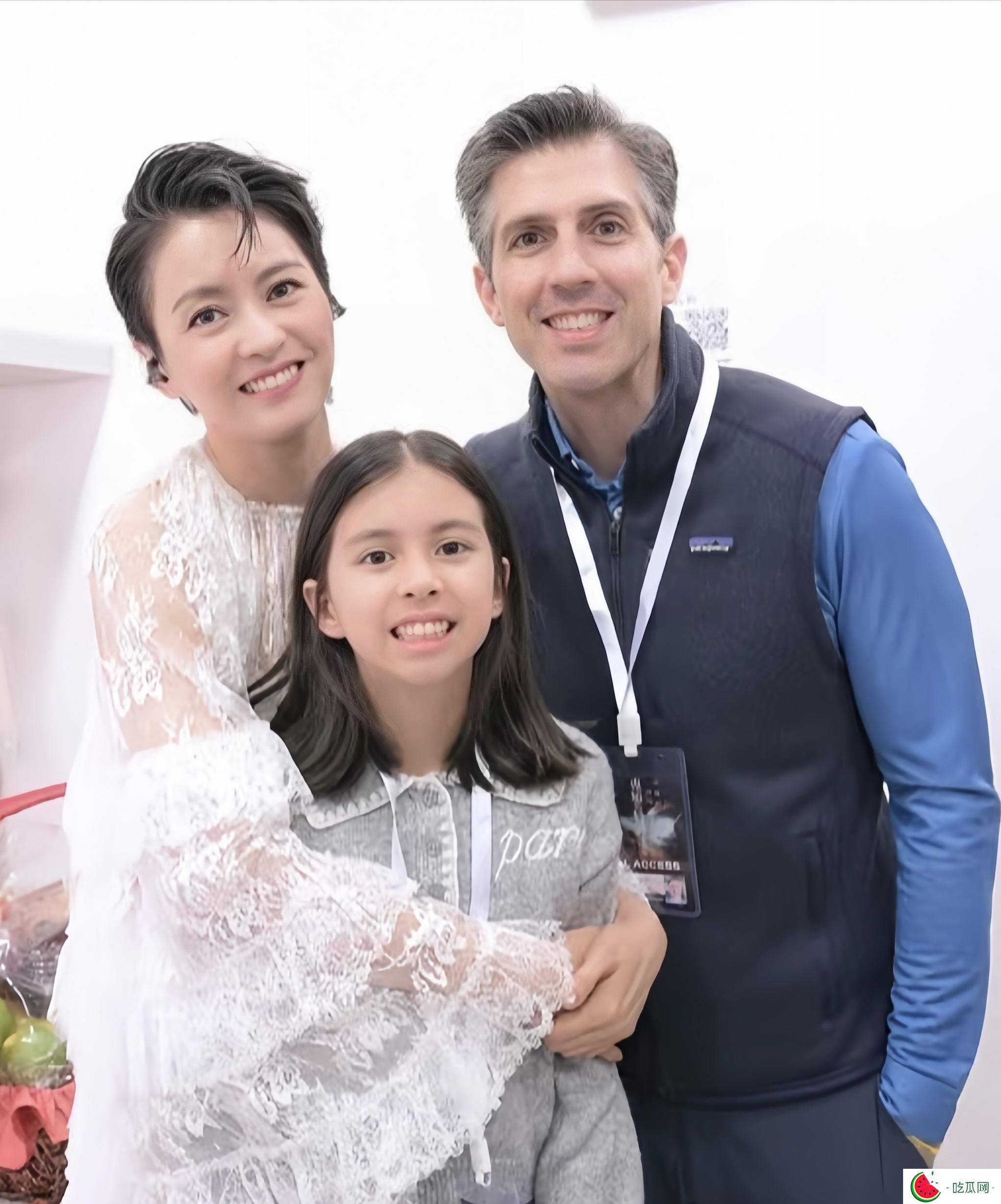 9歲梁詠琪和家人去做手工，外籍老公高大英俊，混血女兒顏值一般