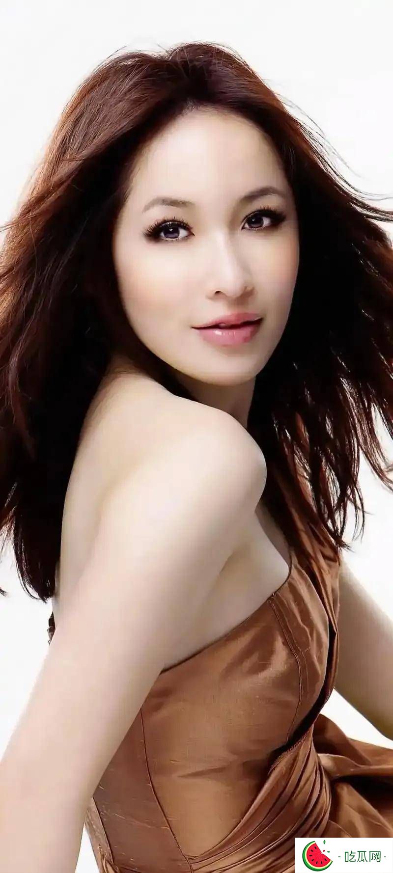 46歲蕭亞軒穿牛仔套裝似少女！纖細長腿曼妙身材美爆了