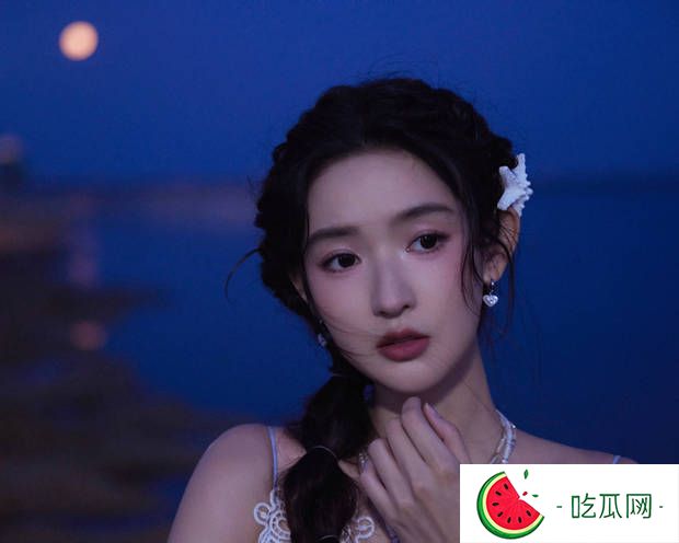 搜狐娛樂訊 5月14日，王玉雯一組夏日美照釋出，照片中她穿藍白色吊帶長裙清冷優雅，在夜色的海邊拍照氛圍感滿滿。