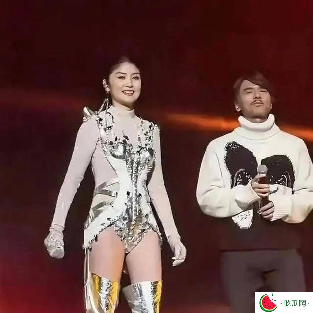 突破想象！陳慧琳五十歲演唱會放大招，三角褲衩造型燃爆舞臺！