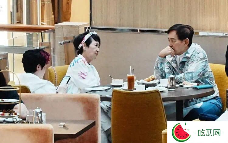謝霆鋒媽媽帶老公逛街，夫妻互動像小情侶，拉姑打扮超顯年輕