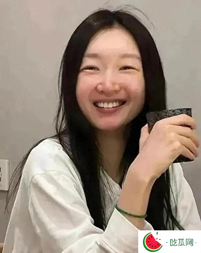 演員周冬雨的素顏照曝光后，瞬間引發熱議！網友：這才是真正的她